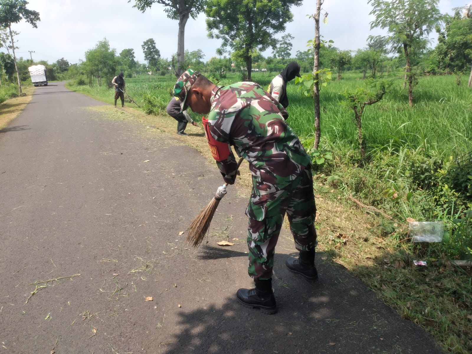 Koramil Wonomerto Mempelopori Kerja bakti Bersihkan Jalan Desa