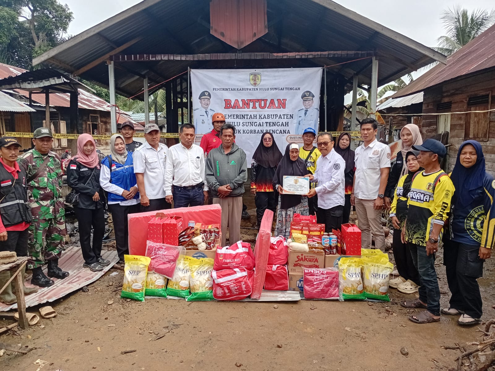 Babinsa Turun Langsung Dampingi Penyerahan Bantuan Korban Kebakaran di Labuan Amas Selatan