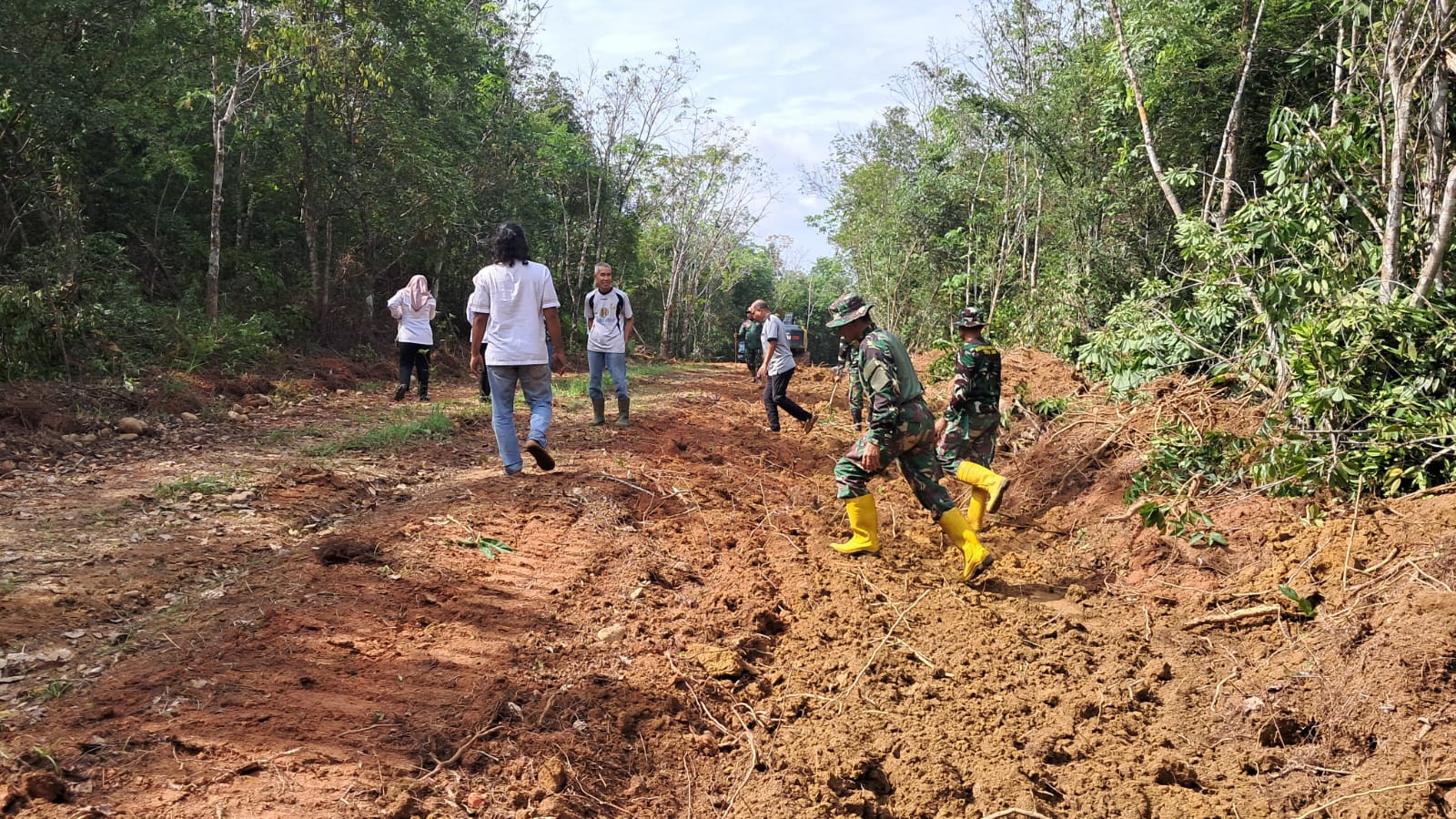 TMMD Ke-127 TA 2026 Kodim 1008/Tabalong Bangun Jalan 1.200 Meter di Desa Barimbun, Hasilnya Mulai Terlihat