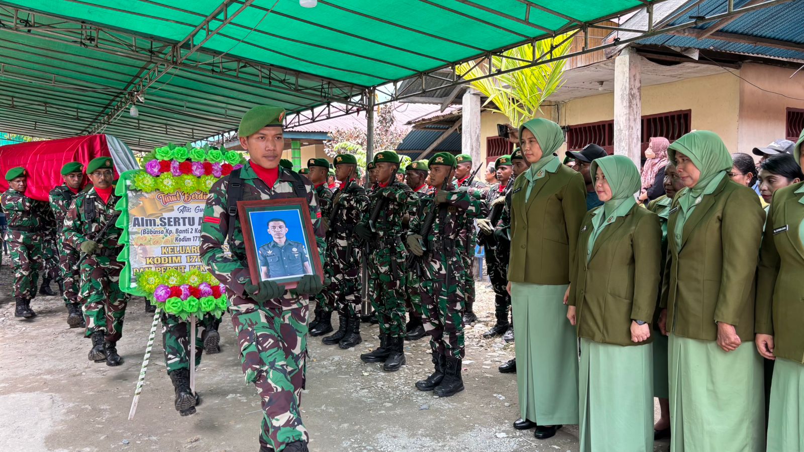 Upacara Militer Iringi Pemakaman Sertu Arifin Cepa yang Gugur dalam Tugas