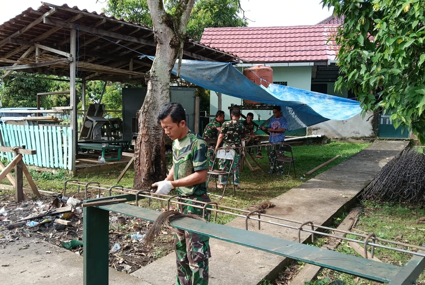 Satgas TMMD Wiltas Ke-127 Kodim 0912/Kbr Rakit Kerangka Besi untuk Perkuat Semenisasi Jalan