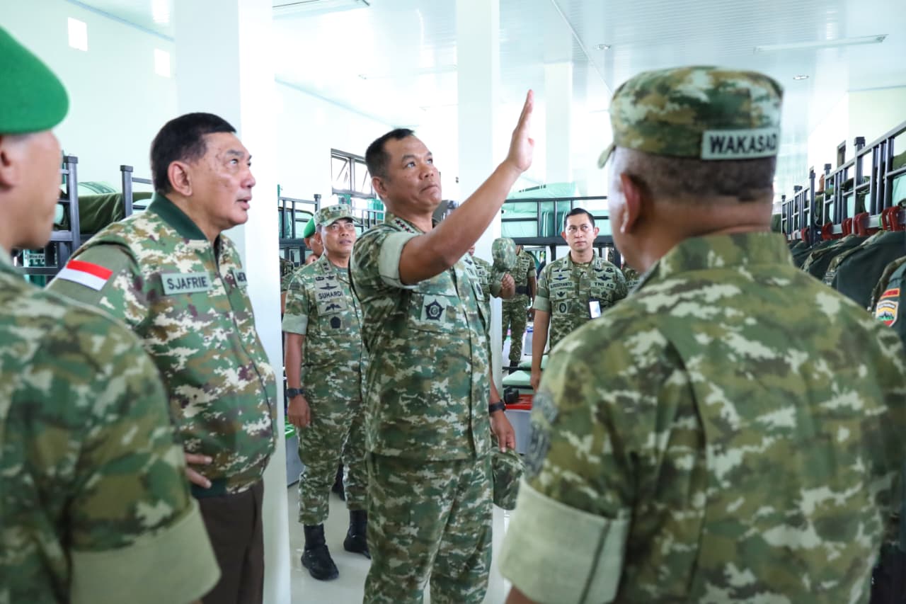 Wakil Panglima TNI Dampingi Menhan RI Kunjungi Yonif TP 852/ABY