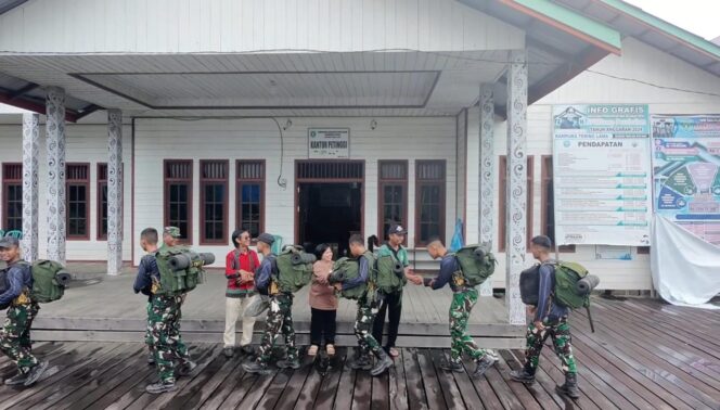 
Warga Tering Lama dan Tering Lama Ulu Sambut Kedatangan Anggota Satgas TMMD Wiltas Ke-127