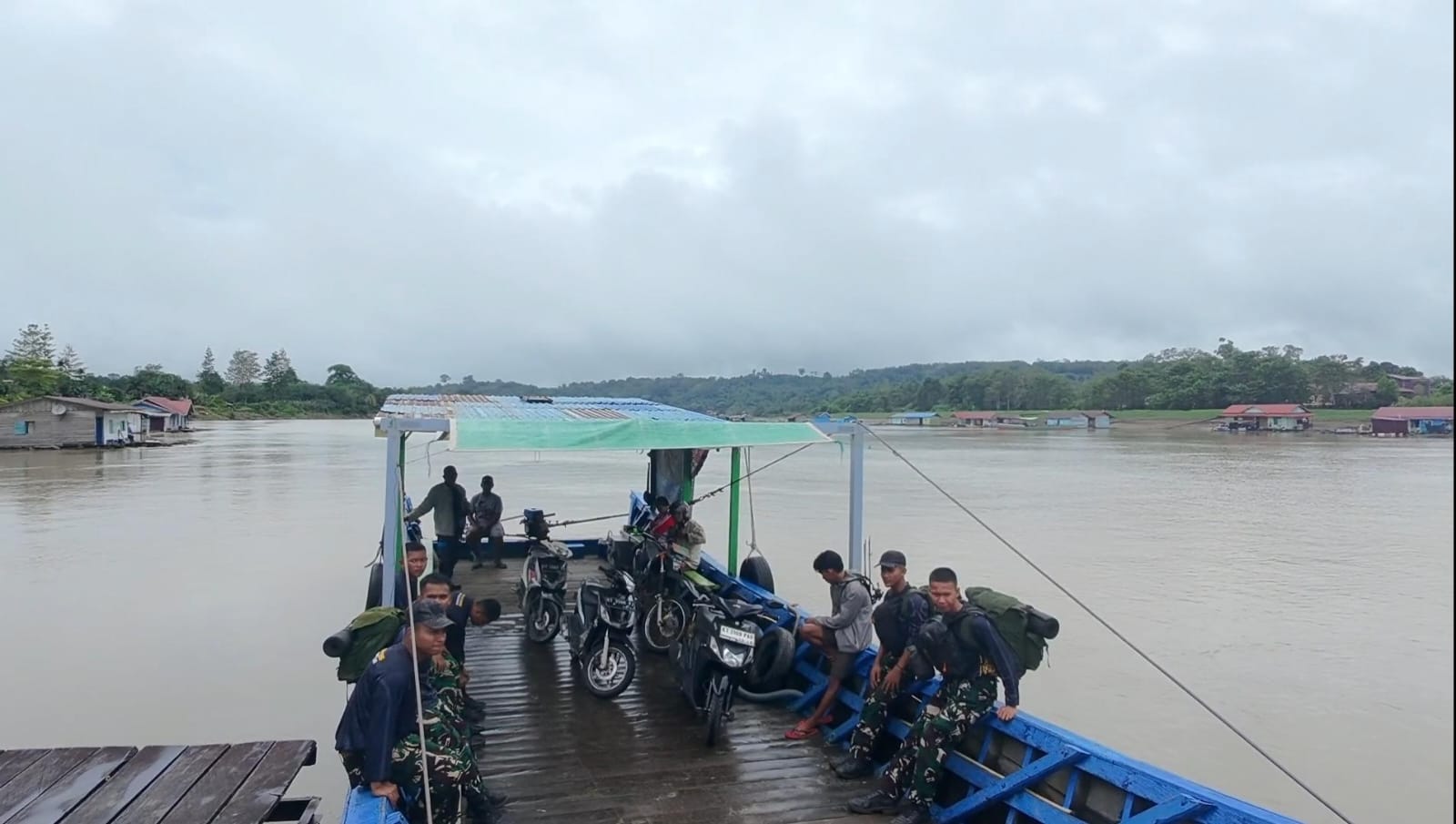 Warga Tering Lama dan Tering Lama Ulu Sambut Kedatangan Anggota Satgas TMMD Wiltas Ke-127