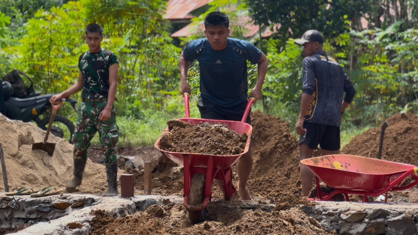 Hari Ke-6 TMMD Ke-127, Pembangunan RTLH Masuk Tahap Pengurukan Tanah Usai Pondasi Rampung Hari Ke-6 TMMD Ke-127, Pembangunan RTLH Masuk Tahap Pengurukan Tanah Usai Pondasi Rampung