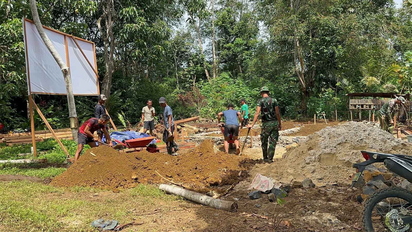 Hari Ke-6 TMMD Ke-127, Pembangunan RTLH Masuk Tahap Pengurukan Tanah Usai Pondasi Rampung