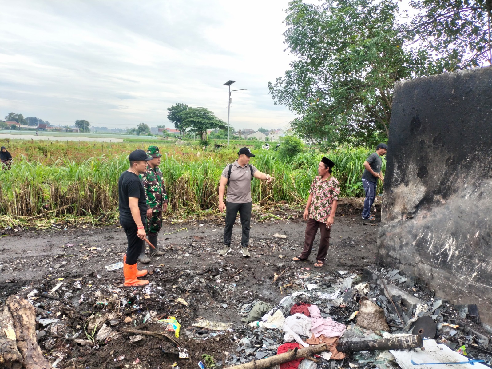 Koramil Wonoasih Bersama Sejumlah Pihak Melaksanakan Aksi Bersih-Bersih Di TPS Sumbertaman
