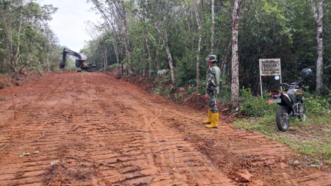
Percepat Pembangunan Jalan, Kodim 1008/Tabalong Turunkan Excavator di TMMD ke-127