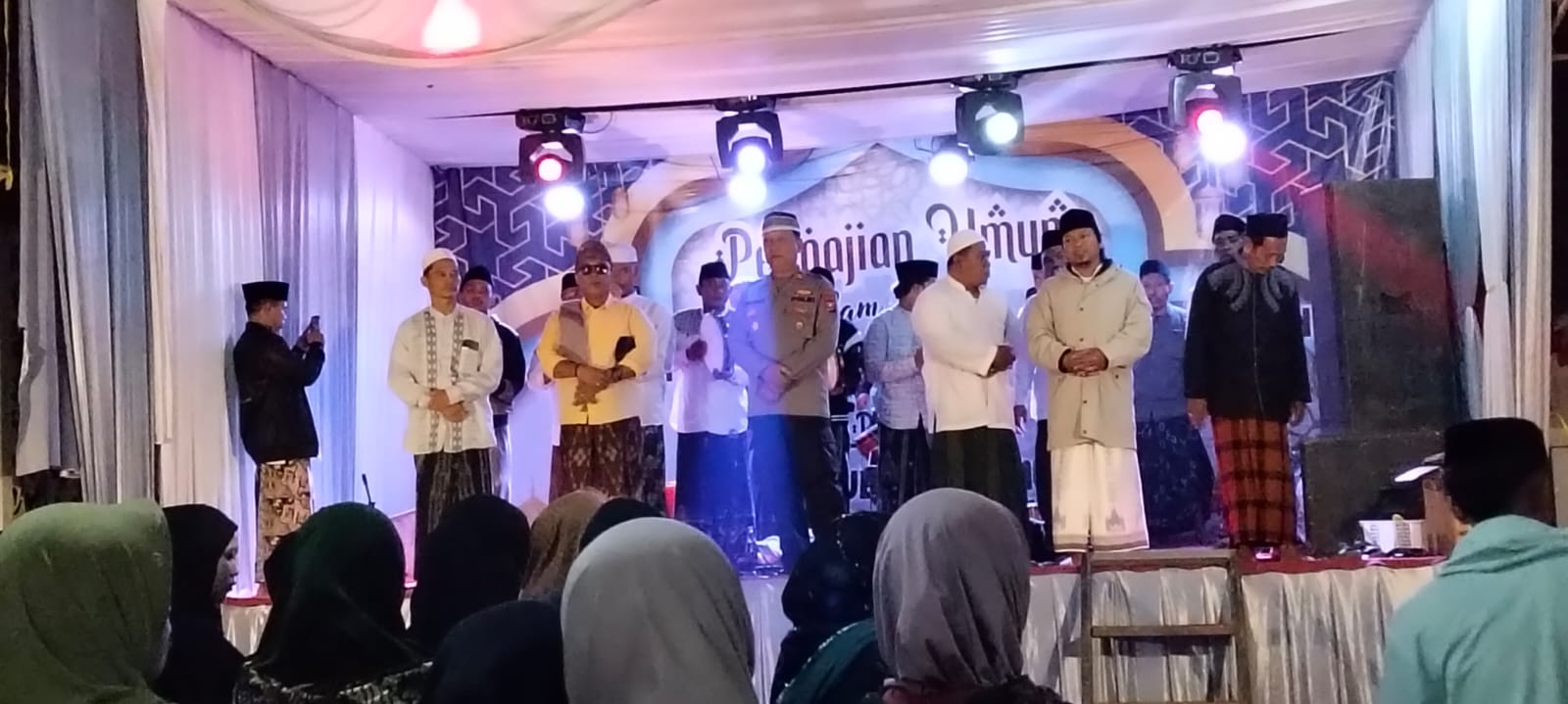 Quick Wins Presisi Diterapkan, Kapolsek Sumber Dekatkan Polisi dan Masyarakat Lewat Dialog Malam Quick Wins Presisi Diterapkan, Kapolsek Sumber Dekatkan Polisi dan Masyarakat Lewat Dialog Malam
