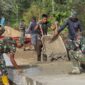 Dan SSK Kapten Inf Firdaus Turun Langsung Bantu Semenisasi Jalan di Kampung Linggang Amer Dan SSK Kapten Inf Firdaus Turun Langsung Bantu Semenisasi Jalan di Kampung Linggang Amer