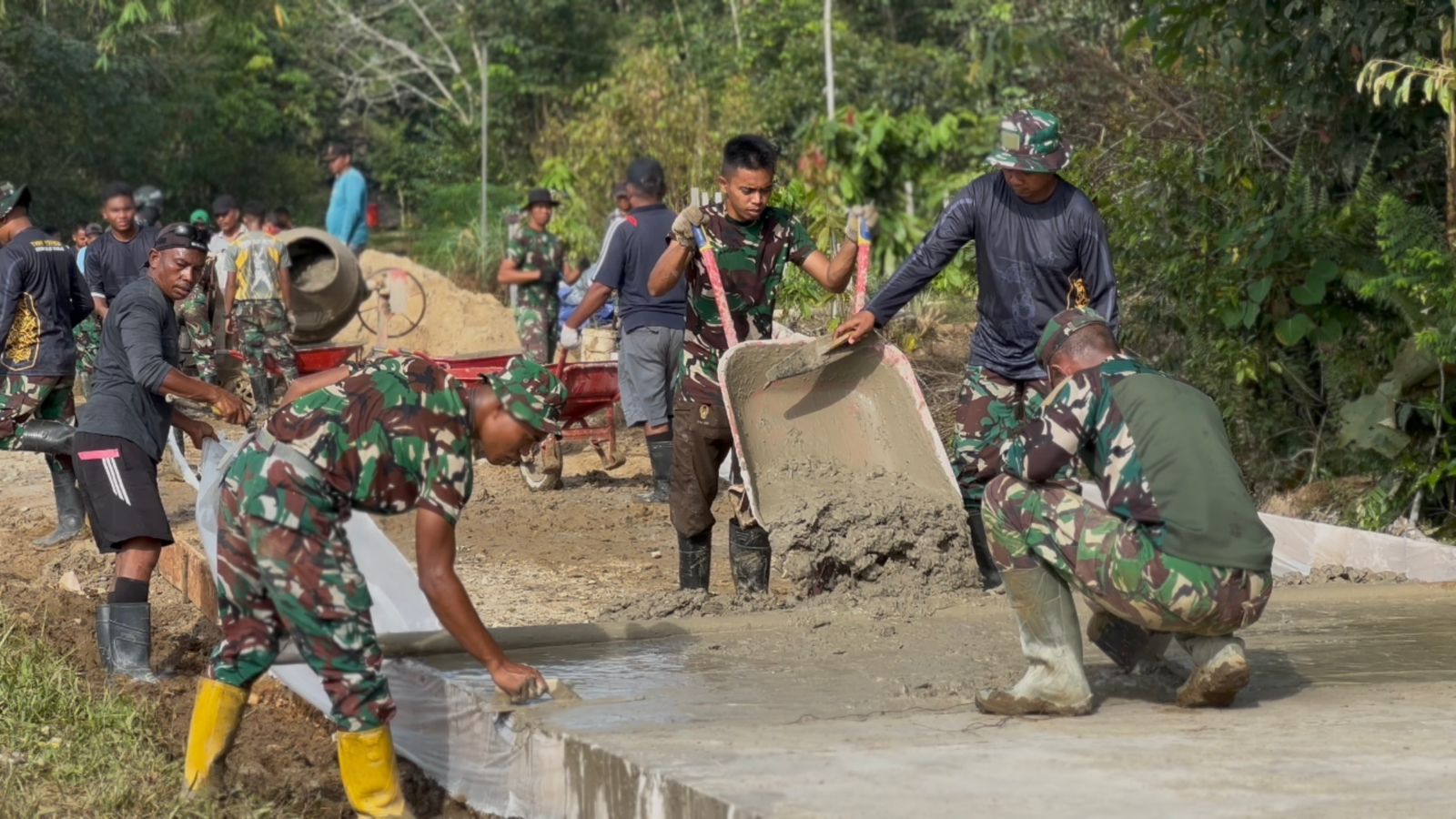 Dan SSK Kapten Inf Firdaus Turun Langsung Bantu Semenisasi Jalan di Kampung Linggang Amer