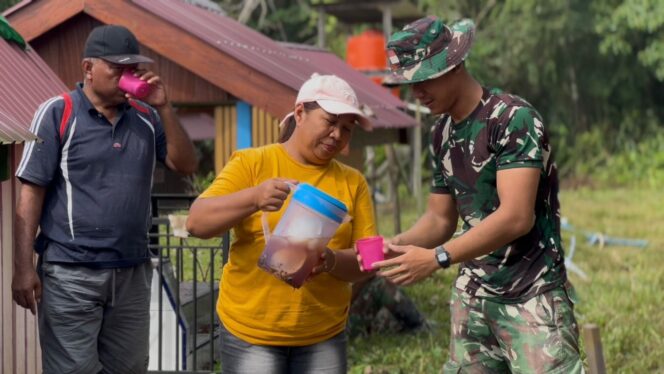 
Seteguk Air, Sejuta Makna: Kedekatan Warga dan TNI di Lokasi TMMD