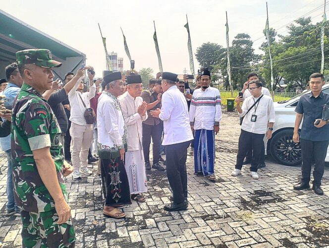 
Memperkuat Ekonomi Kerakyatan, Danramil Paiton Menghadiri Peresmian Torasera di Ponpes Nurul Jadid