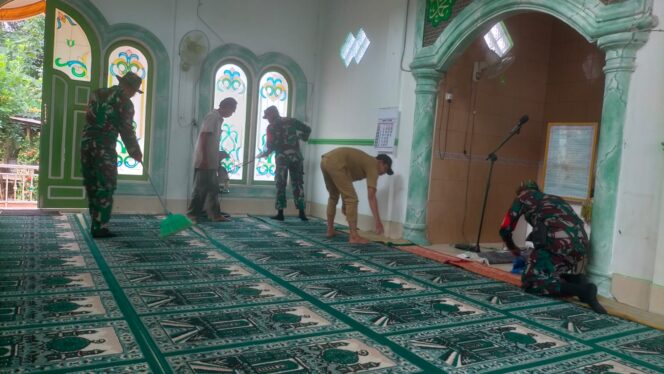 
Semangat Kebersamaan, Babinsa dan Warga Kasarangan Gotong Royong Sambut Ramadhan 1447 H