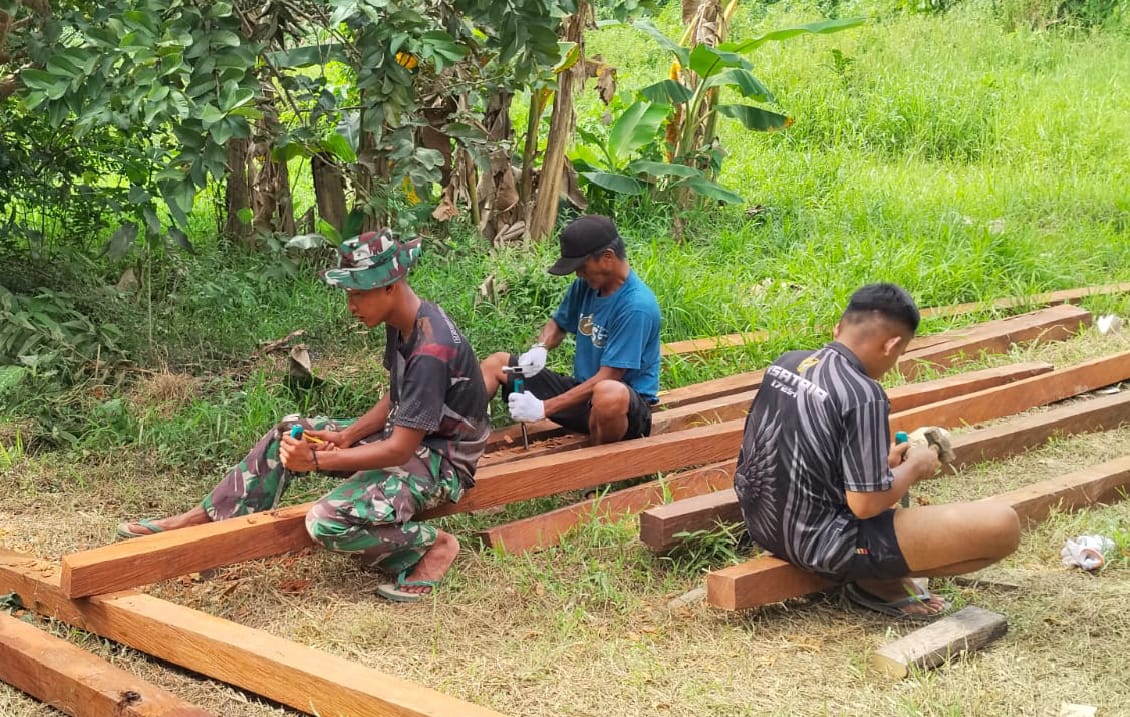 Langkah Awal Pembangunan MCK, Satgas TMMD Ke-127 Mulai Siapkan Rangka Kayu Langkah Awal Pembangunan MCK, Satgas TMMD Ke-127 Mulai Siapkan Rangka Kayu