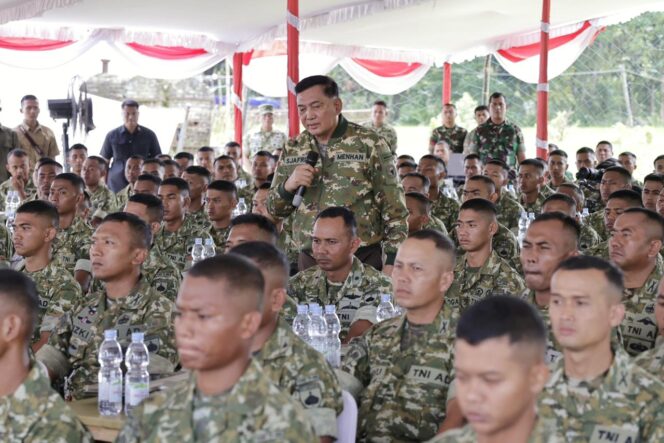 
Wapang TNI Dampingi Menhan RI Tinjau Yonif TP 888, Perkuat Pertahanan Negara