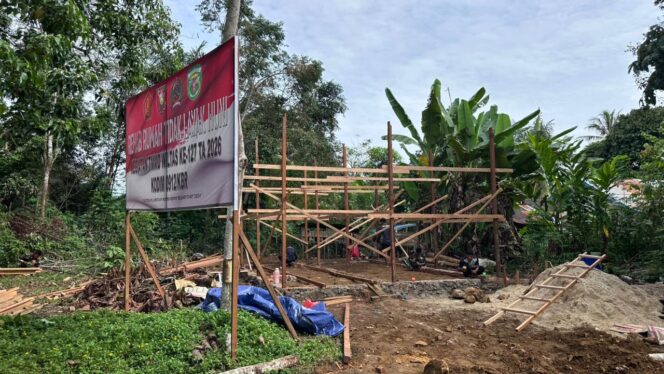 
Hunian Layak Kian Nyata, Tiang dan Sloof Atas RTLH Dipasang