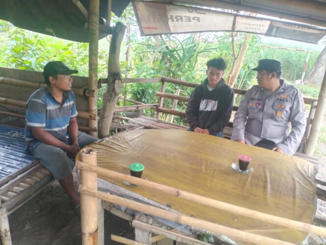 
Anggota Polsek Jatiroto Imbau Pemilik Kerbau Patuhi UU Lalu Lintas Demi Keselamatan Pengguna Jalan