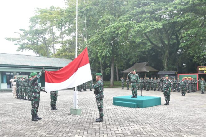 
Kodim 1002/HST Perkuat Soliditas dan Kesiapsiagaan dalam Upacara 17-an