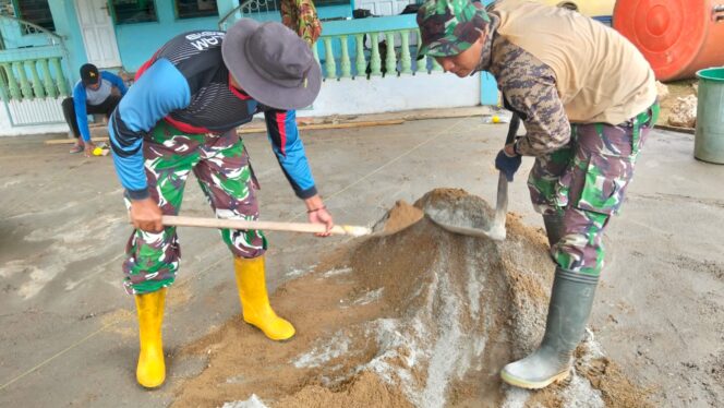 
Tak Kenal Lelah, TMMD ke-127 Kodim 1008/Tabalong Rehab Langgar Nurul Iman Desa Barimbun