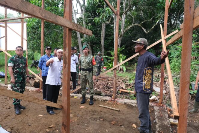 
Dansatgas TMMD Wiltas Ke-127 Bersama Kabid Perkim Tinjau Progres RTLH di Linggang Amer
