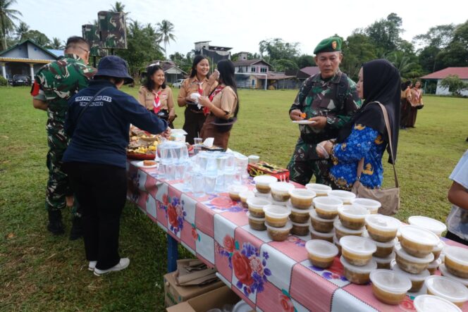 
Hangatnya Kebersamaan Anggota Satgas TMMD dan Warga Usai Upacara 17-an