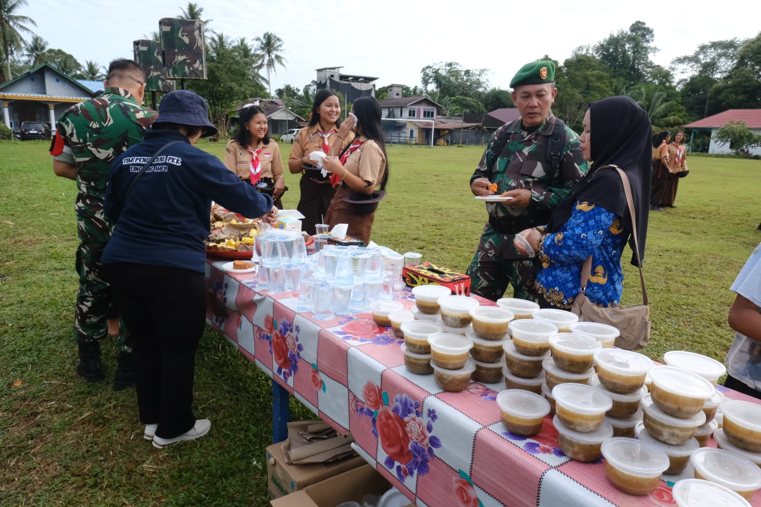 Hangatnya Kebersamaan Anggota Satgas TMMD dan Warga Usai Upacara 17-an