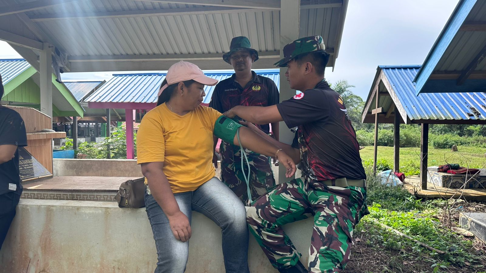 Di Balik Pembangunan, Ada Kepedulian Kesehatan dari Satgas TMMD Di Balik Pembangunan, Ada Kepedulian Kesehatan dari Satgas TMMD
