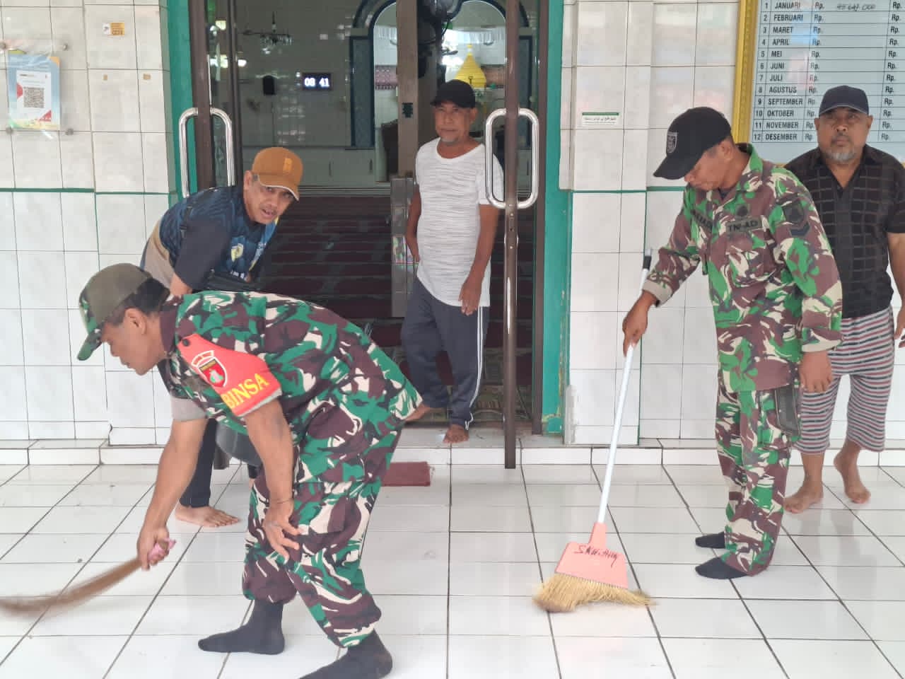 Koramil 1002-06/Barabai Bersama Forkopimcam Gelar Karya Bakti Pembersihan Masjid Koramil 1002-06/Barabai Bersama Forkopimcam Gelar Karya Bakti Pembersihan Masjid