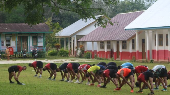 
Meski Berpuasa, Anggota Satgas TMMD Wiltas Ke-127 Tetap Semangat Laksanakan Senam Pagi
