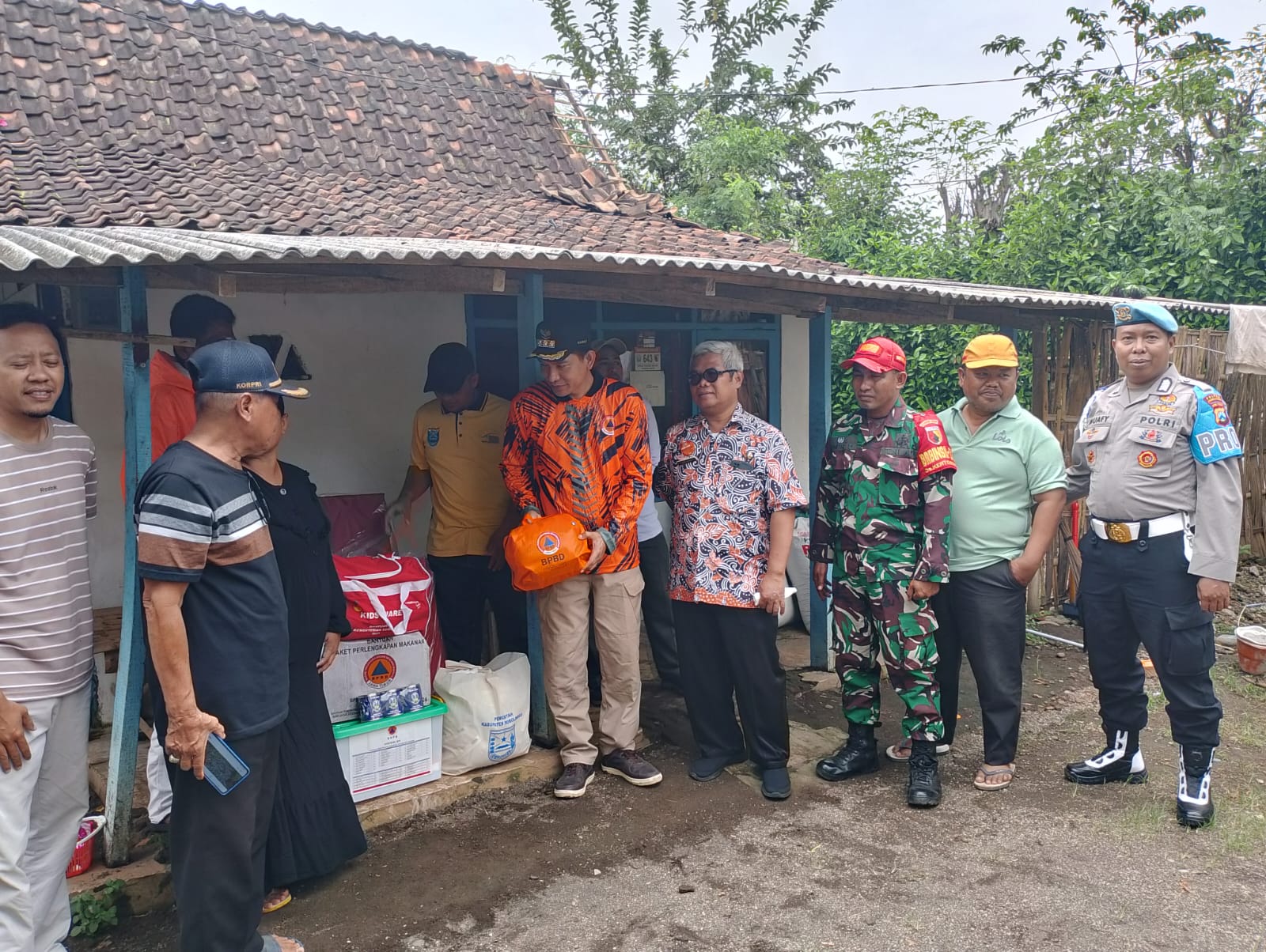 Koramil 0820/23 Gading Bersama Sejumlah Pihak Salurkan Bantuan Kepada Warga Terdampak Bencana