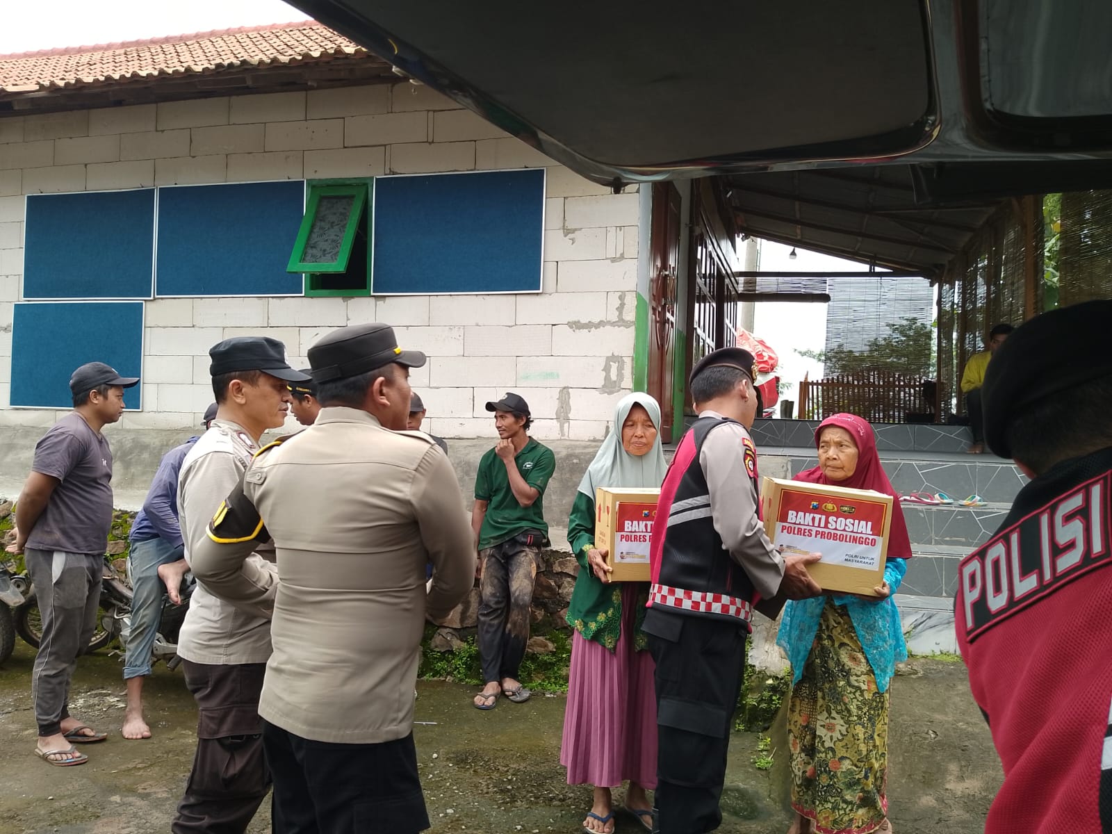 Polri Hadir Saat Musibah, Polres Probolinggo Ringankan Beban Korban Longsor dan Banjir Polri Hadir Saat Musibah, Polres Probolinggo Ringankan Beban Korban Longsor dan Banjir