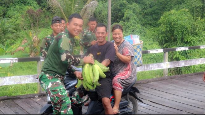 
Wujud Syukur Warga, Helius Serahkan Pisang Tanduk kepada Personel TMMD di Tering Lama