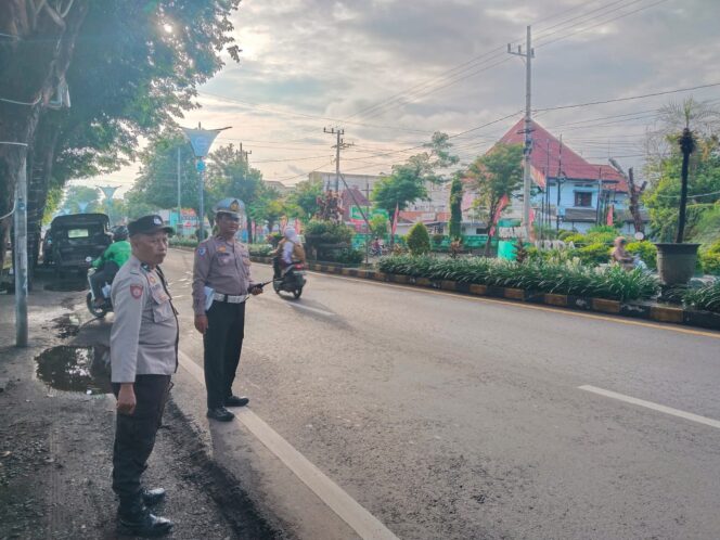 
Pengawalan Ketat Kedatangan Gubernur Khofifah di Probolinggo, Arus Lalu Lintas Tetap Terkendali