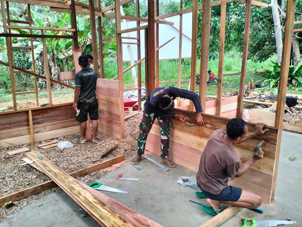 Penuh Ketelitian, Satgas TMMD Pasang Dinding RTLH Penuh Ketelitian, Satgas TMMD Pasang Dinding RTLH