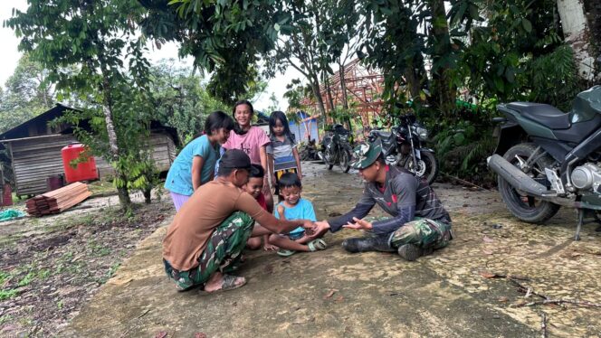 
Keceriaan di Lokasi TMMD: Anggota Satgas Bermain Bersama Anak-Anak Linggang Amer