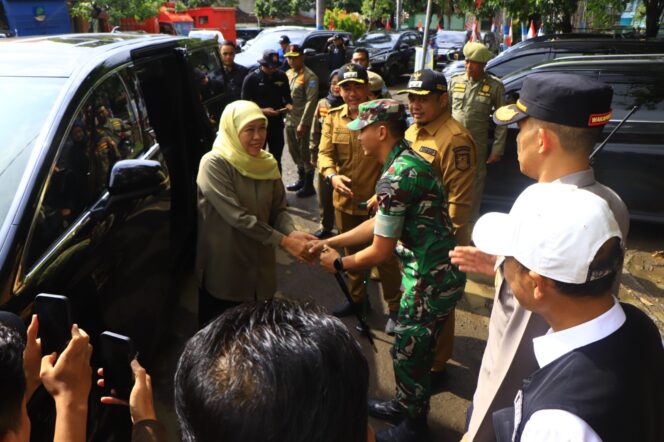 
Dandim 0820/Probolinggo Letkol Inf Ribut Yodo Apriantono, S.M. Bersama Forkopimda Mendampingi Gubernur Memantau Dampak Banjir
