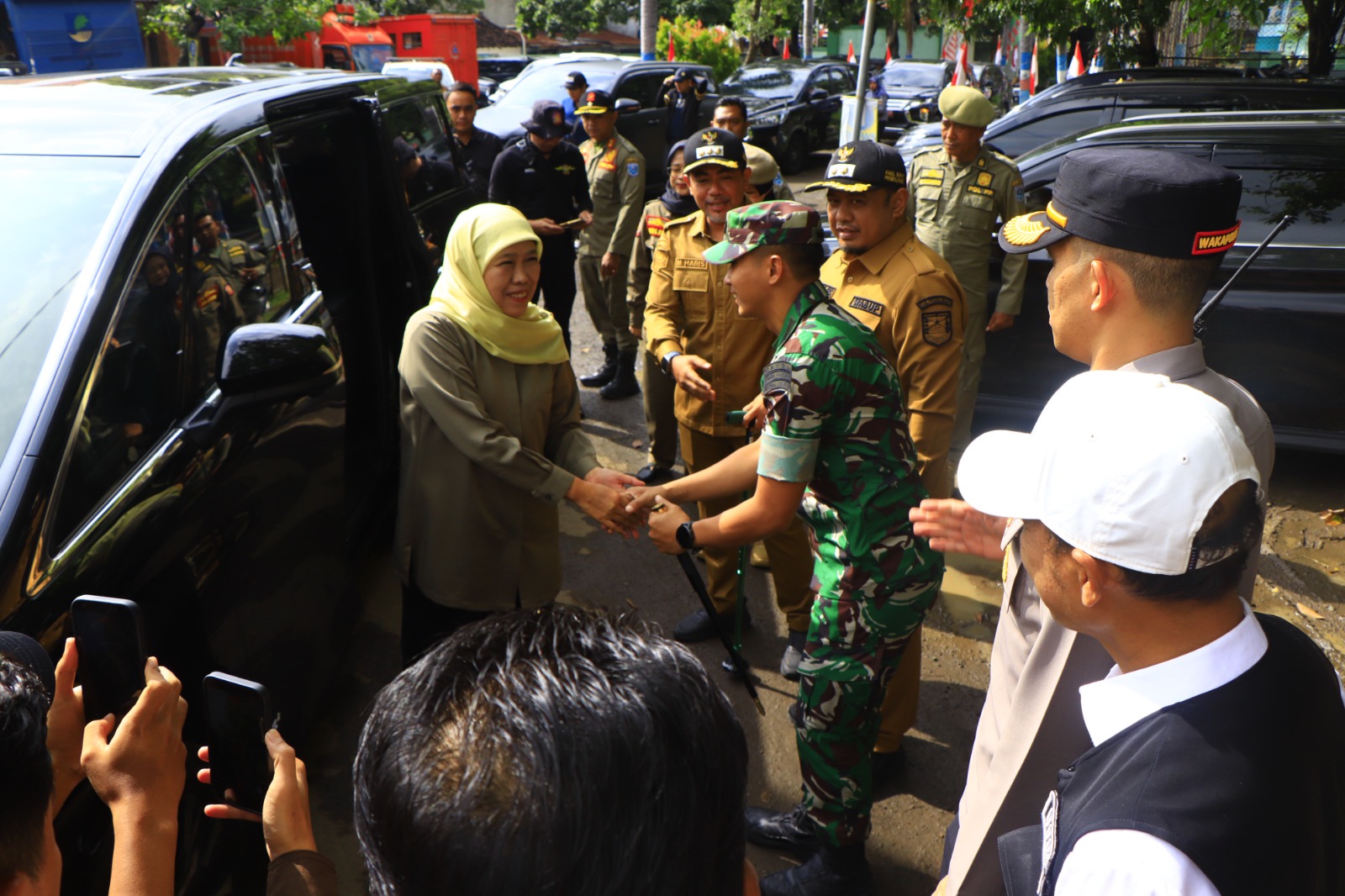 Dandim 0820/Probolinggo Letkol Inf Ribut Yodo Apriantono, S.M. Bersama Forkopimda Mendampingi Gubernur Memantau Dampak Banjir Dandim 0820/Probolinggo Letkol Inf Ribut Yodo Apriantono, S.M. Bersama Forkopimda Mendampingi Gubernur Memantau Dampak Banjir