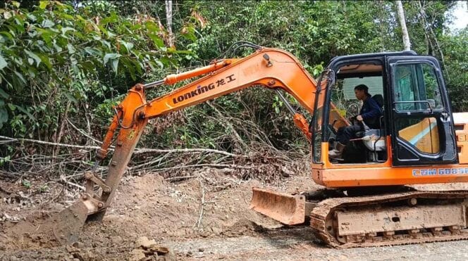 
Pembangunan Badan Jalan TMMD ke-127 Kodim 1008/Tabalong Masuk Tahap Perapian Parit Drainase
