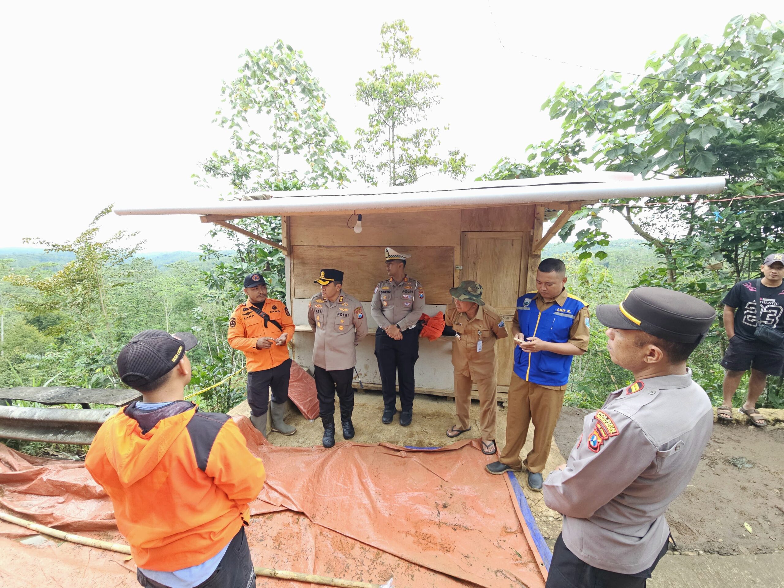 AKBP M. Wahyudin Latif Turun Langsung ke Lokasi Jalan Ambles di Kecamatan Tiris Probolinggo AKBP M. Wahyudin Latif Turun Langsung ke Lokasi Jalan Ambles di Kecamatan Tiris Probolinggo