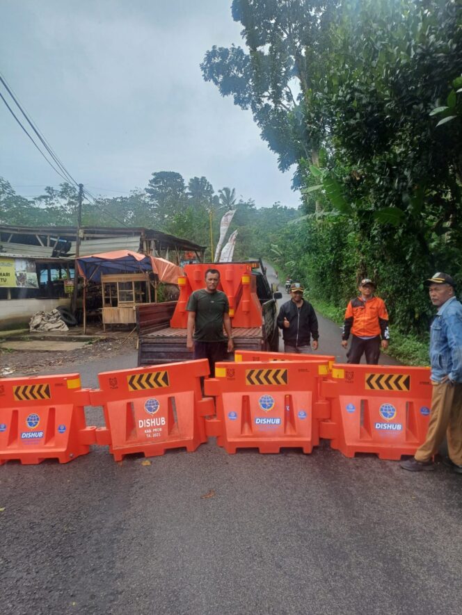 
Jalur Segaran–Tiris Ditutup Sementara akibat Longsor, Dishub Probolinggo Alihkan Arus Kendaraan Roda Empat