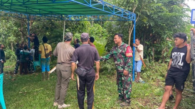 
Wujud Kepedulian, Anggota Satgas TMMD Bantu Warga Berduka di Kampung Linggang Amer