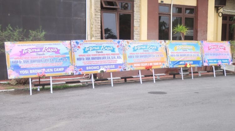 Puluhan Karangan Bunga Penuhi Polres Probolinggo, Bukti Dukungan atas Pengungkapan Kasus Pencurian di Bromo