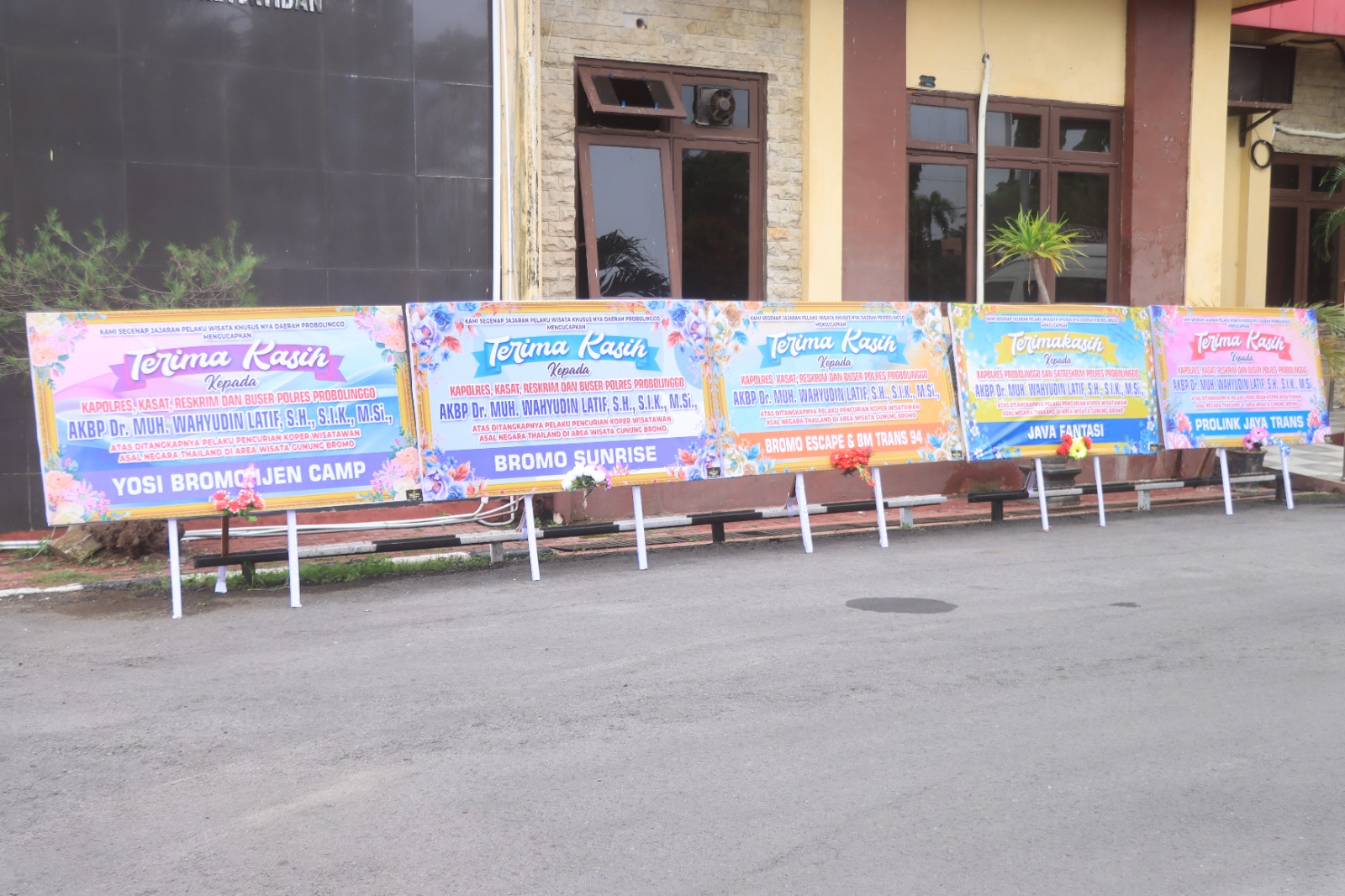 Puluhan Karangan Bunga Penuhi Polres Probolinggo, Bukti Dukungan atas Pengungkapan Kasus Pencurian di Bromo Puluhan Karangan Bunga Penuhi Polres Probolinggo, Bukti Dukungan atas Pengungkapan Kasus Pencurian di Bromo