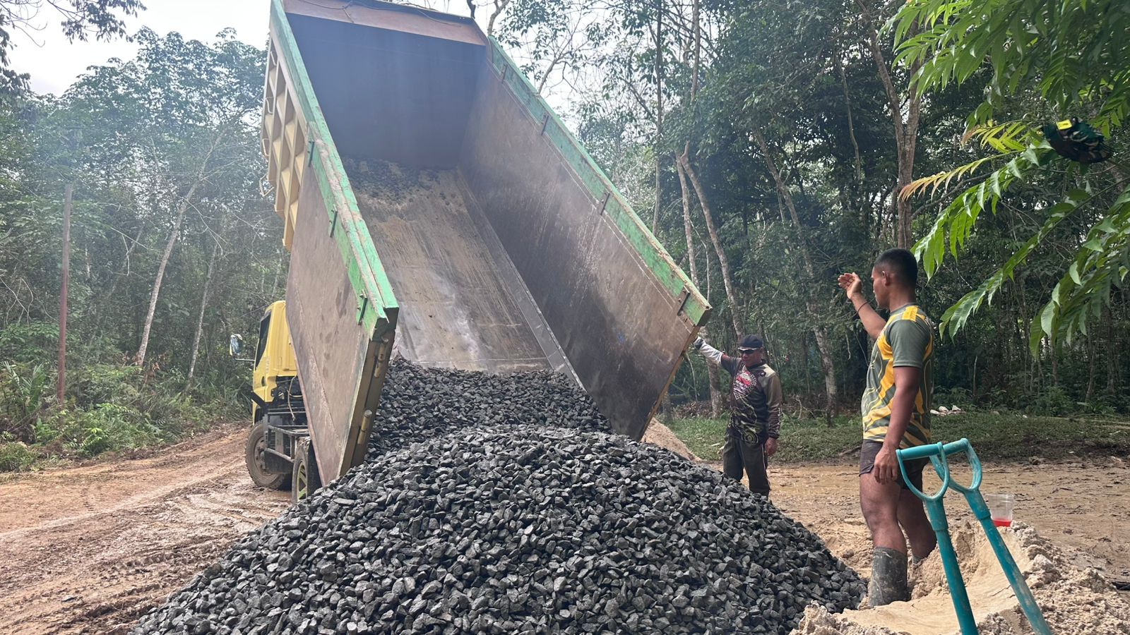 Terus Kebut Semenisasi, Satgas TMMD Tambah Koral Demi Perkuat Struktur Jalan di Kampung Ling Terus Kebut Semenisasi, Satgas TMMD Tambah Koral Demi Perkuat Struktur Jalan di Kampung Ling