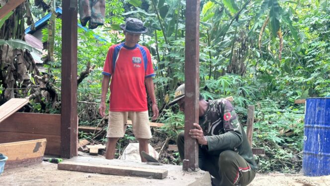 
Bahu Membahu Bersama Satgas TMMD, Warga Bantu Percepatan Pembangunan RTLH di Kampung Linggang Amer