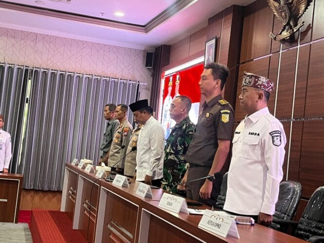 
Cuaca Ekstrem, Pabung Kodim 0820/Probolinggo Mayor Inf Heri Hutomo Mengikuti Rakor Dengan Jajaran Forkopimda