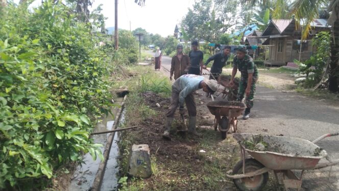 
Babinsa Haruyan Bersama Masyarakat Laksanakan Gotong Royong Pembersihan Lingkungan