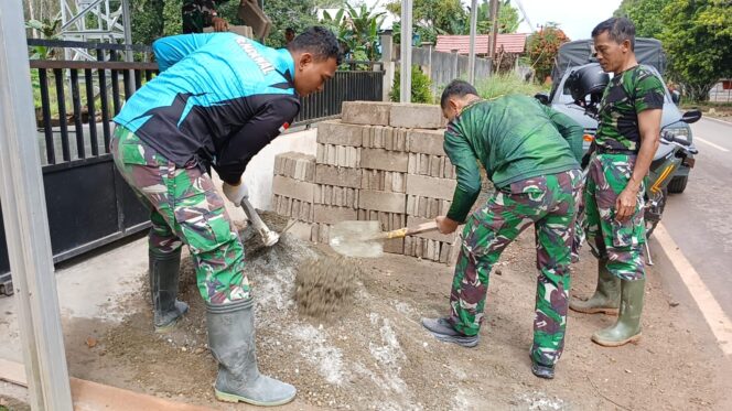 
Satgas TMMD ke-127 Kodim 1008/Tabalong Tetap Semangat Rehab Rumah Ibadah di Tengah Puasa Ramadhan