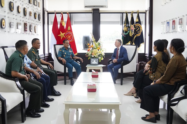 Pertemuan Kababinkum Dan HAM TNI Dengan Kepala Delegasi ICRC Bahas Penguatan Kerja Sama 2026
